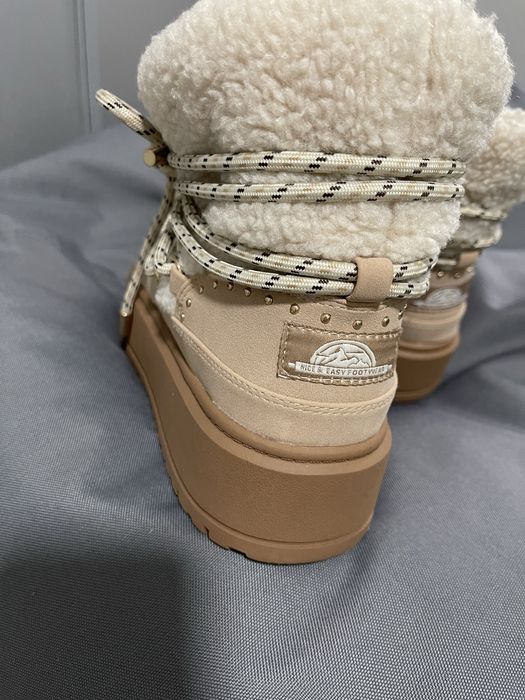 Жіночі уггі Bershka