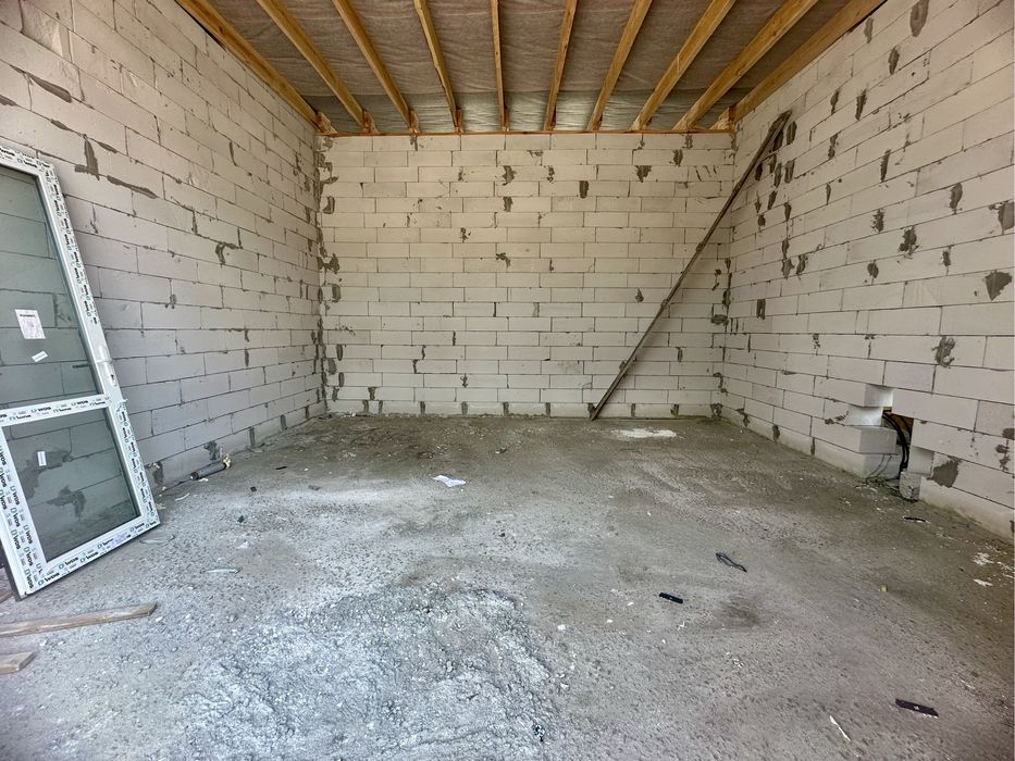 Приміщення під ваш бізнес. Вʼїзд в котеджне містечко.