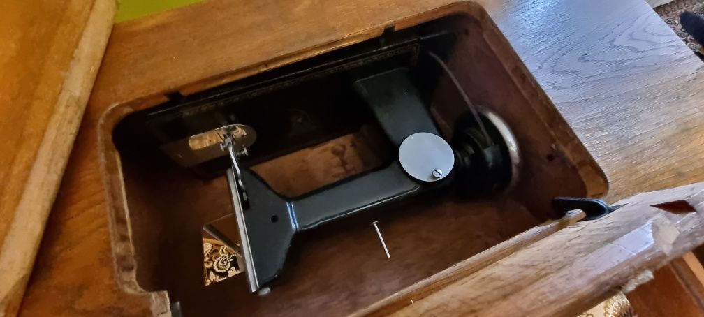 Maszyna do szycia łucznik z szafką