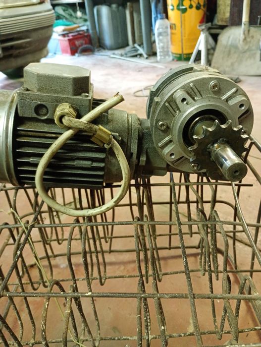 Електродвигун з редуктором