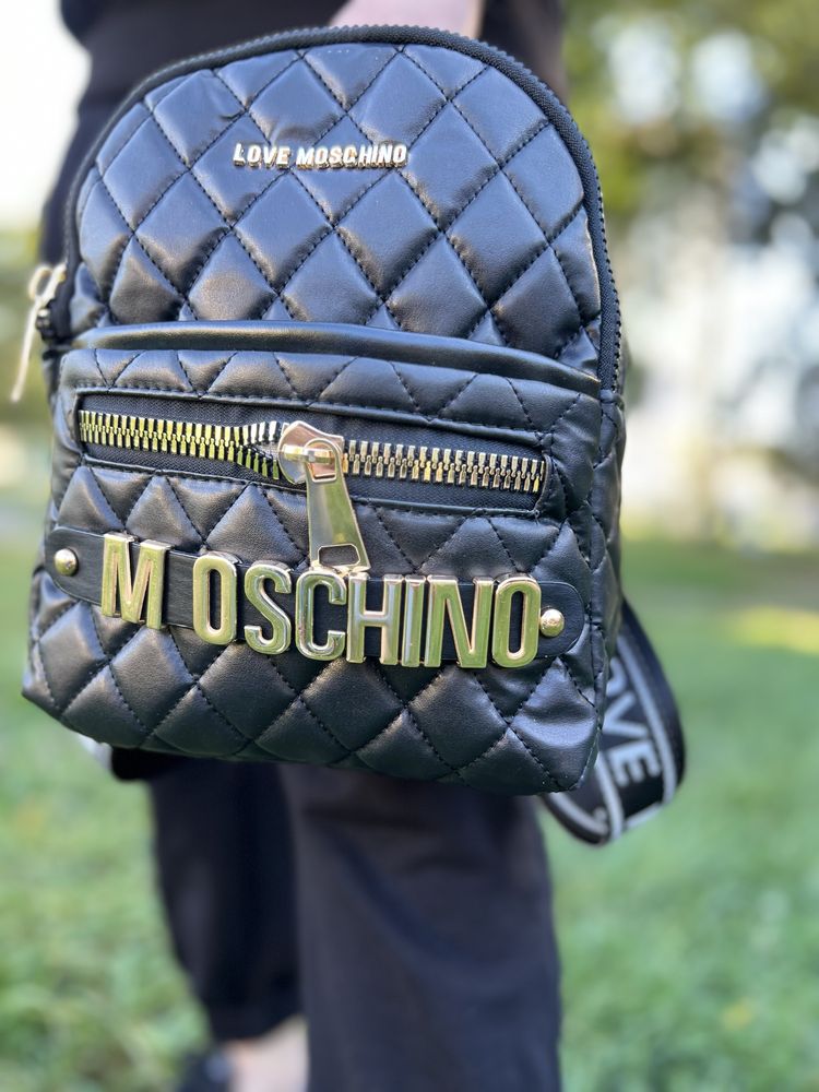 Рюкзак пуфер в стилі Moschino чорного кольору