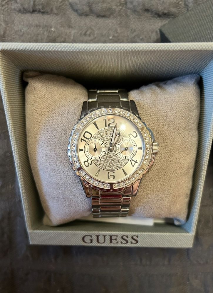 Женские наручные часы GUESS