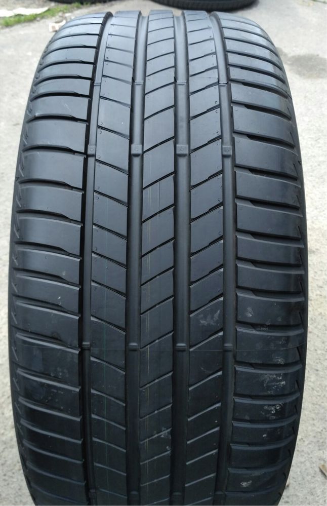 235/45/18 Bridgestone T005