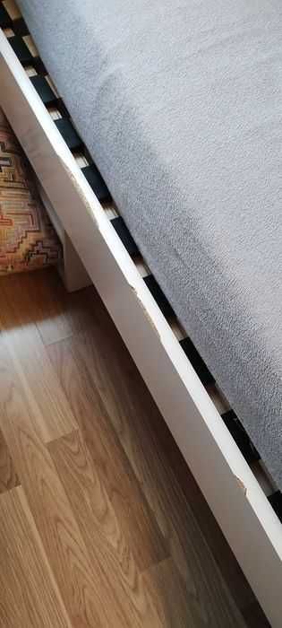 Łóżko 140 x 200 białe sypialni wysokie szuflady półki materac stelaż