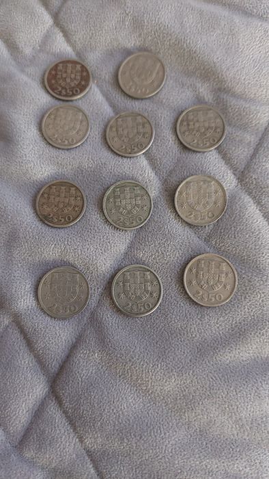 Moedas de 2 escudos e 50 de vários anos