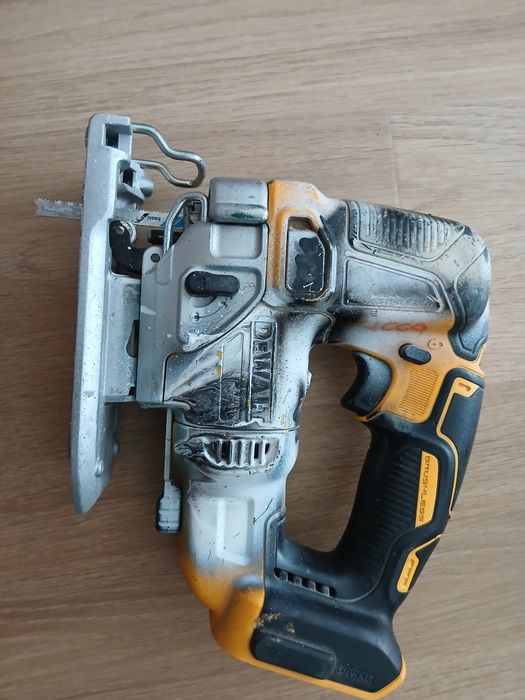 Wyrzynarka DeWalt dcs334