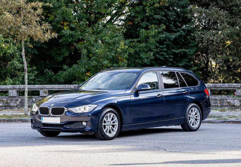 BMW 318d Luxury Bancos em Pele, Farois Xenon, GPS, Gancho reboque …