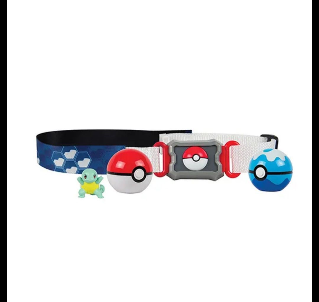 Cinto pokemon com duas bolas e figura.