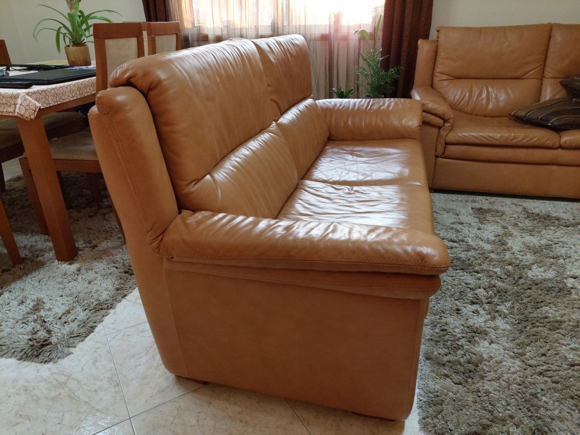 Vendo sofás em pele genuína 3+2
