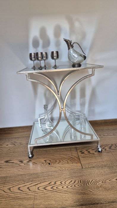 Eleganckie barek na kółkach-lustrzane szkło