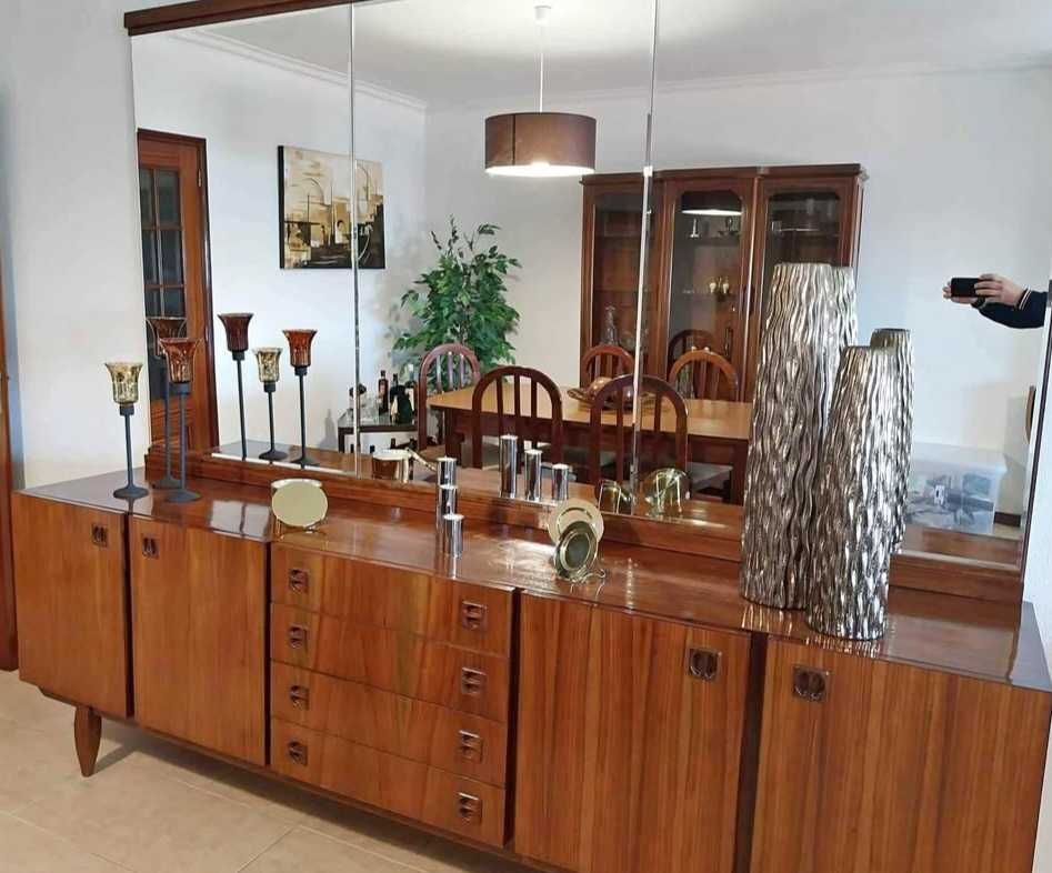 Aparador de sala com espelho