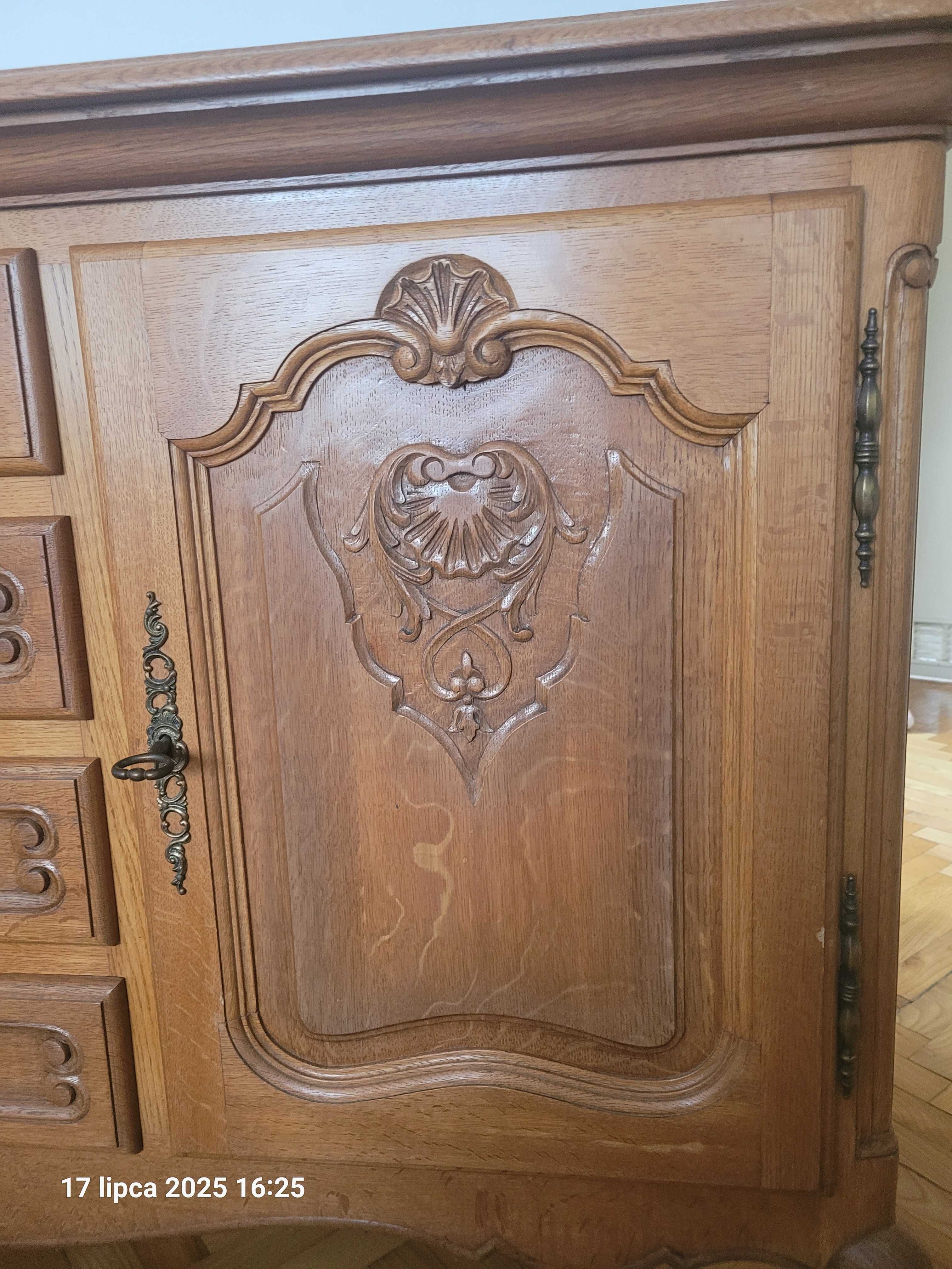 Piękna drewniana komoda na ozdobnych nóżkach