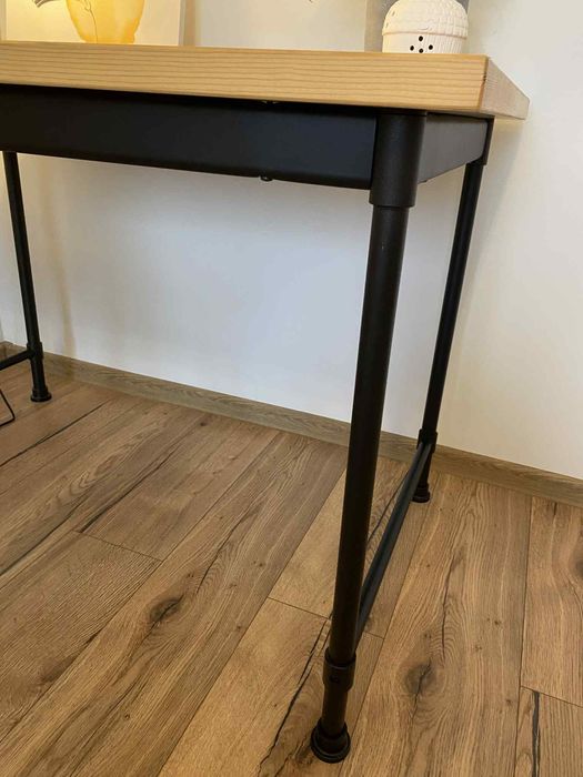 Biurko loftowe Kullaberg Ikea 110x70 sosna z czarnymi nogami