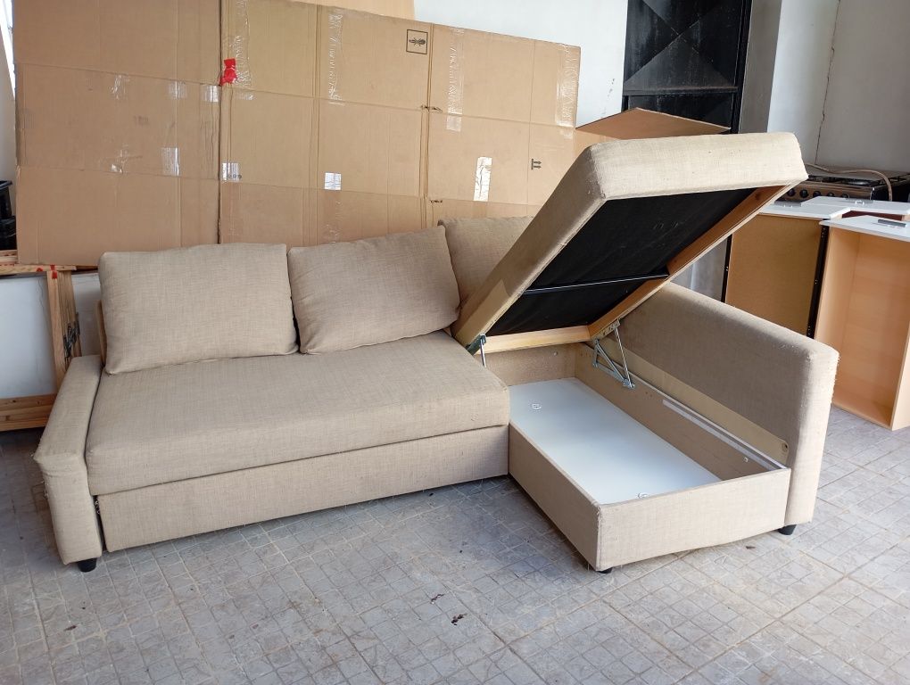 Sofá com chaise longue , baú e que se transforma em cama.