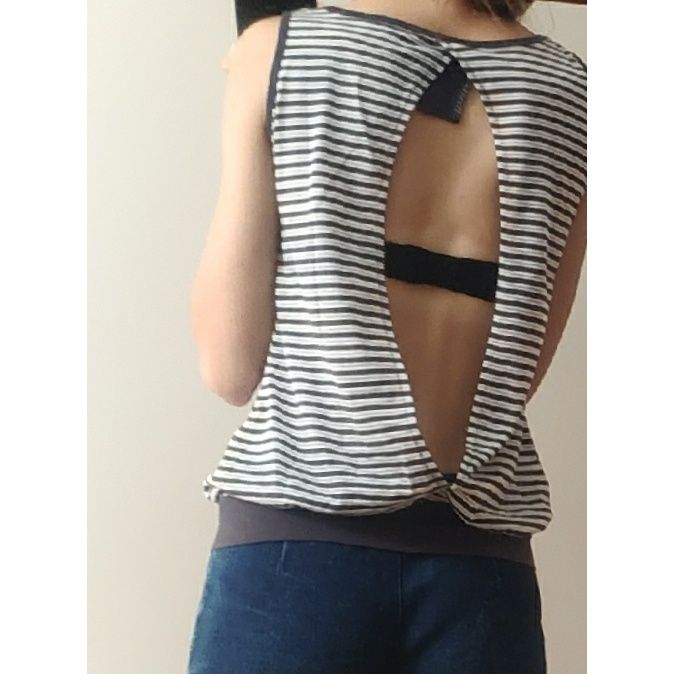 Bluzka w paski z odkrytymi plecami idealna na upalne dni