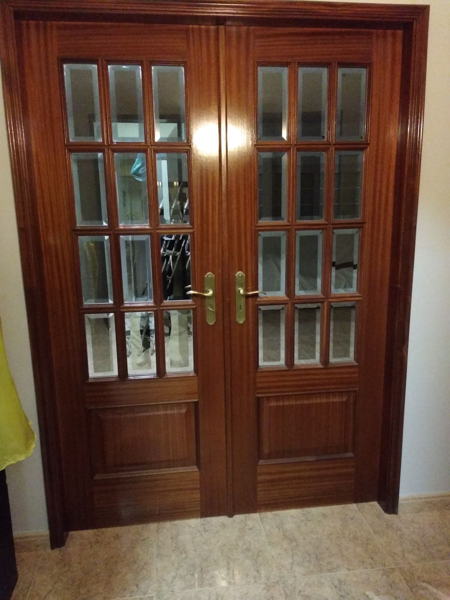 Portas de sala em mogno com vidros laminados