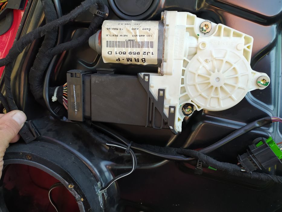 Silniczek szyby przedniej prawy Volkswagen New Beetle