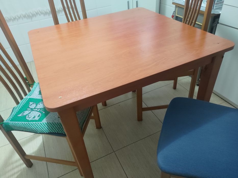Mesa e 4 Cadeiras em Madeira Cerejeira