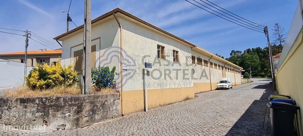 Lote De Terreno Com 2.115 M2 Com Armazém, Em Silva Escura | Maia