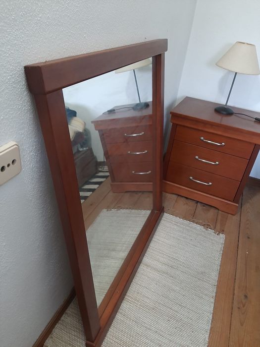 Vendo comoda espelho e mesa cabeceira