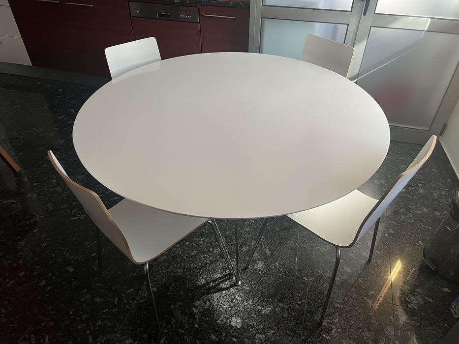 Mesa de refeições e 4 cadeiras "Area"