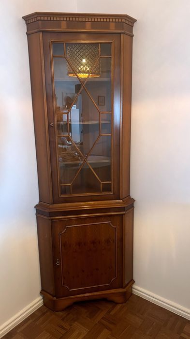Vitrine de Esquina estilo Regency / Antique Yew Regency Corner Unit