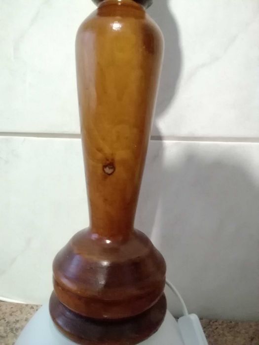 Lampa stojąca z naturalnego drewna