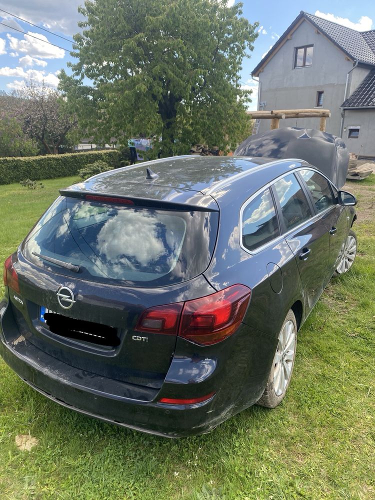 Opel Astra Sports Tourer 2012r. 1.7 cdti 110 km,157 tyś km uszkodzony