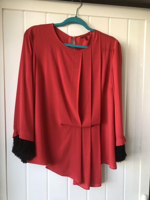 Camisa cor vermelha com franjas pretas