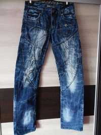 Spodnie jeansowe z modnymi wytarciami