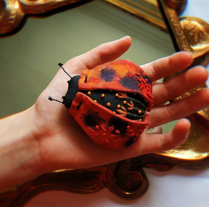 Текстильна фігурка божої корівки, декор для інтер'єру