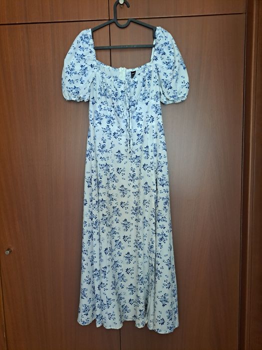 Vestido branco com flores azuis