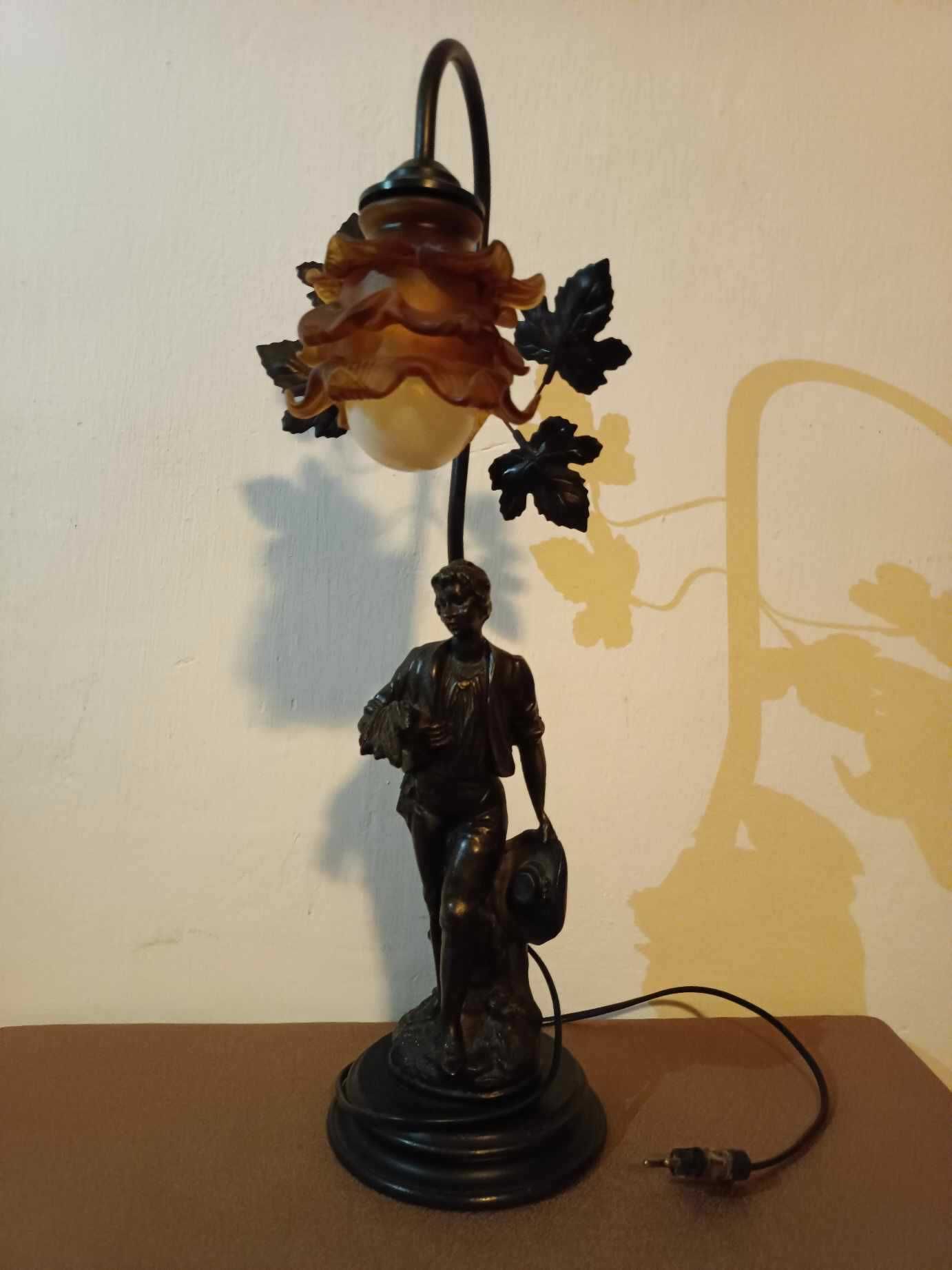 Figura metalowa z lampką.