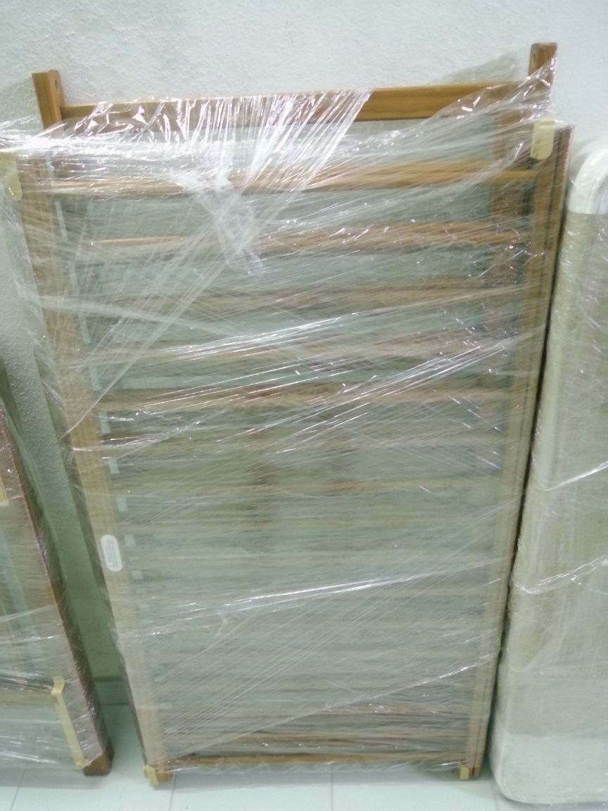 Cama de criança em madeira (com grades laterais de proteção retráctil)