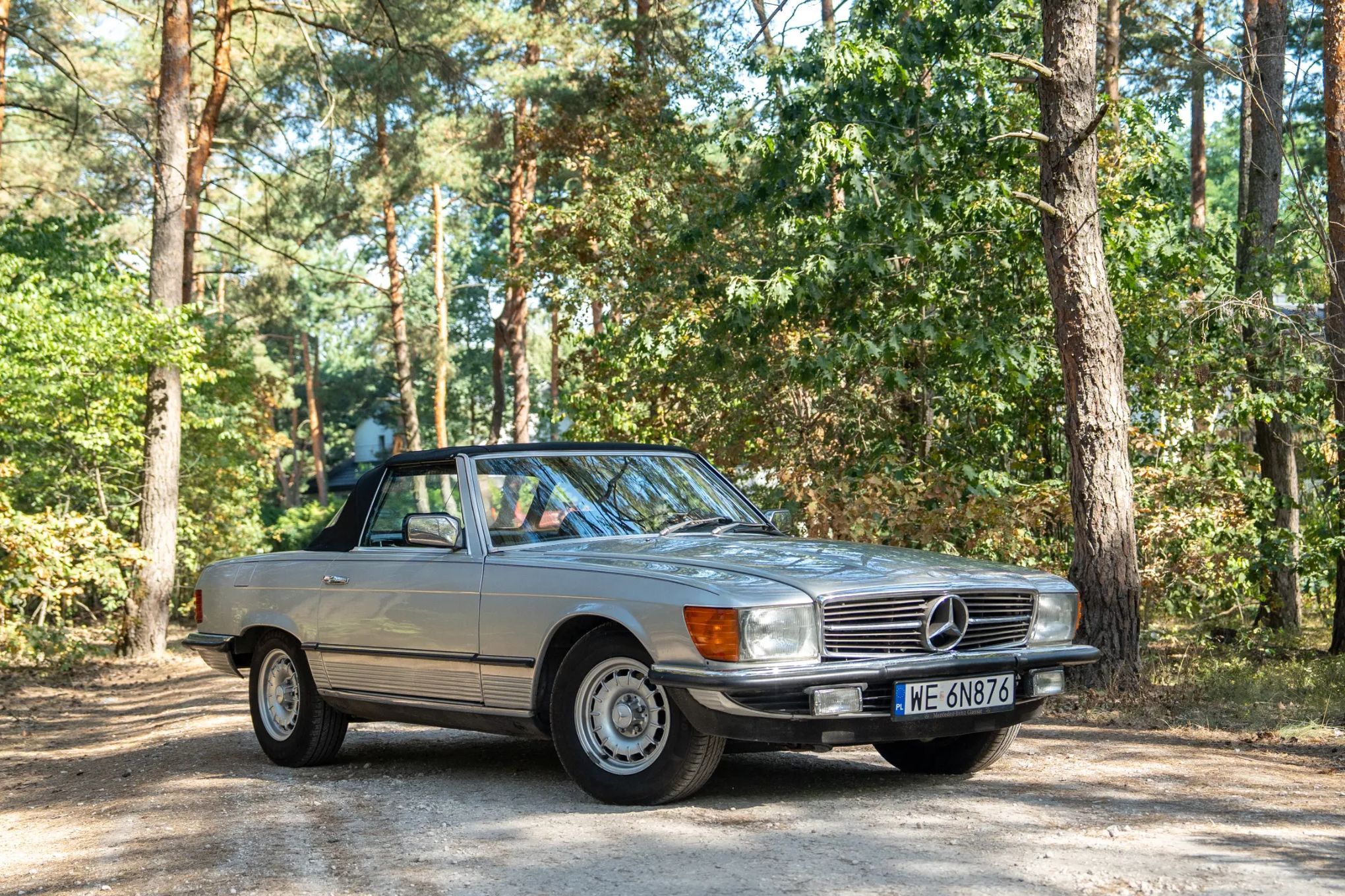 Mercedes-Benz SL Mercedes R107 gotowy na przejażdżki pod gołym niebem