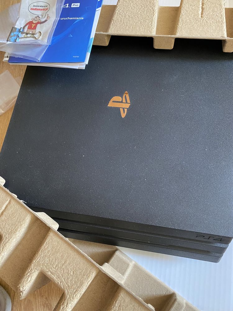 PS4 PRO 1 TB komplet