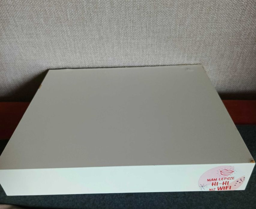 Półka ścienna biała.