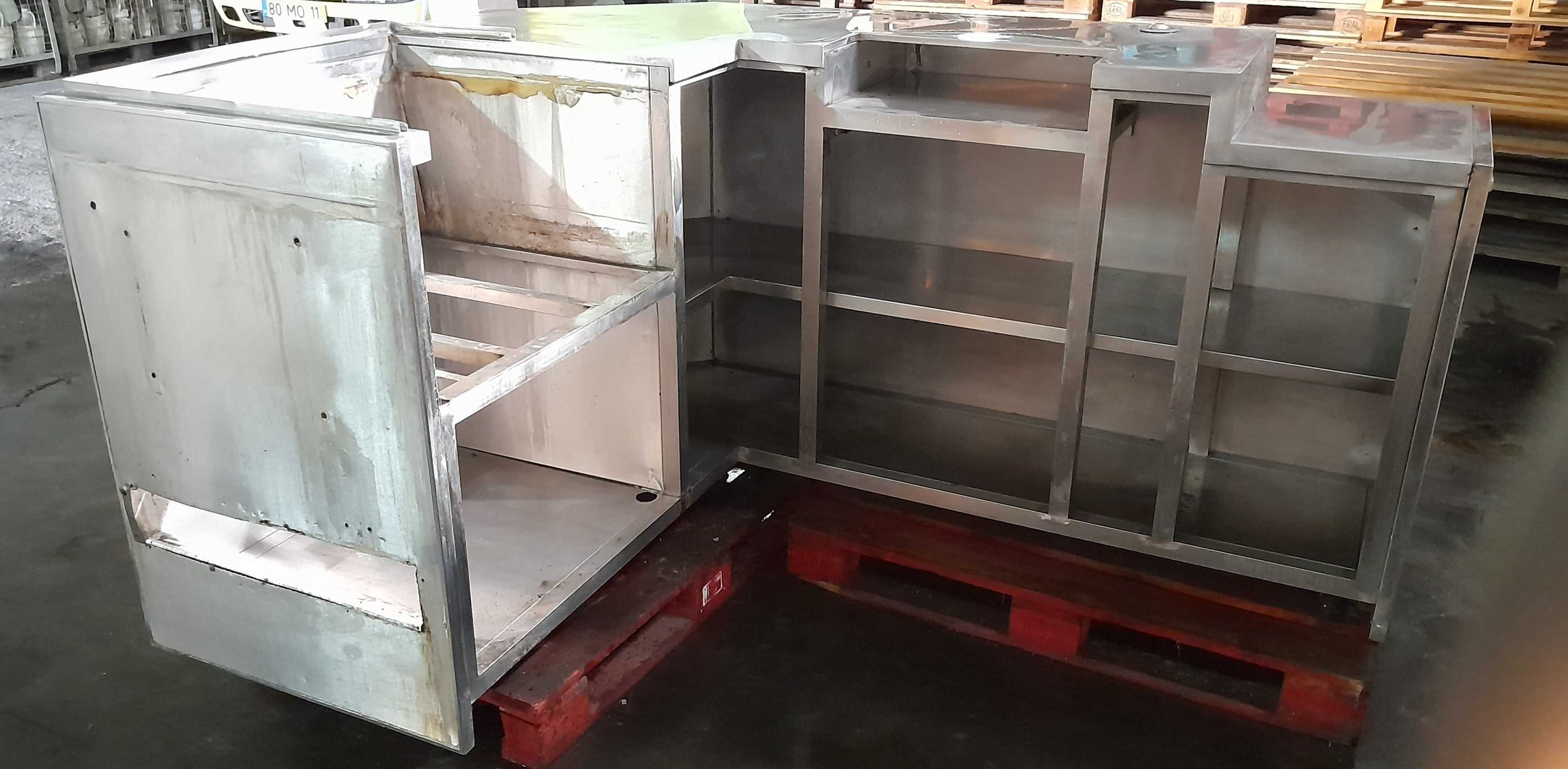 Balcão em Inox Revestido a Pedra Mármore