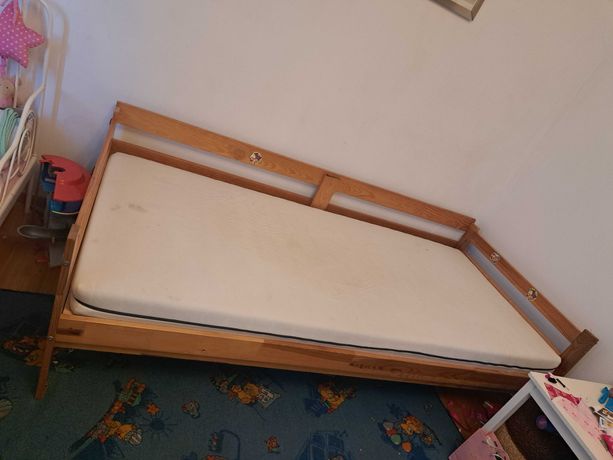 Łóżko drewniane pojedyncze z materacem