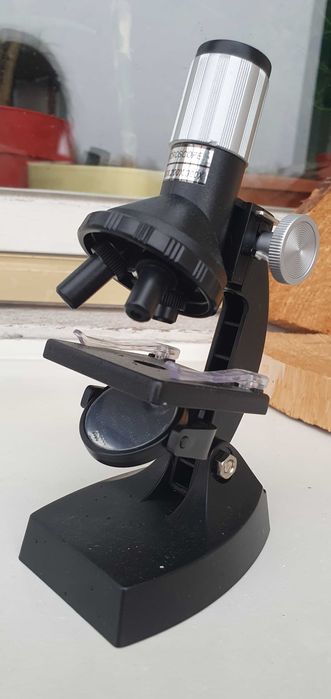 Mikroskop dla dzieci. W dobrym stanie. W zestawie sam mikroskop.