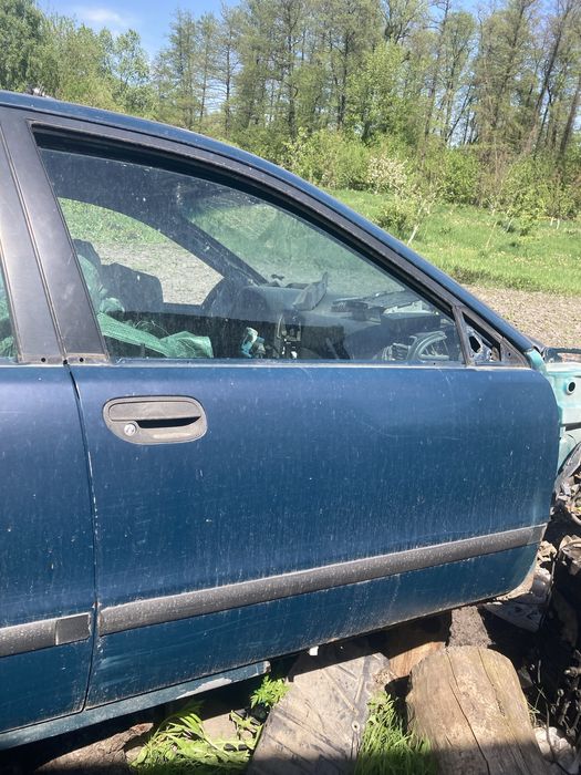 Двері вольво в40