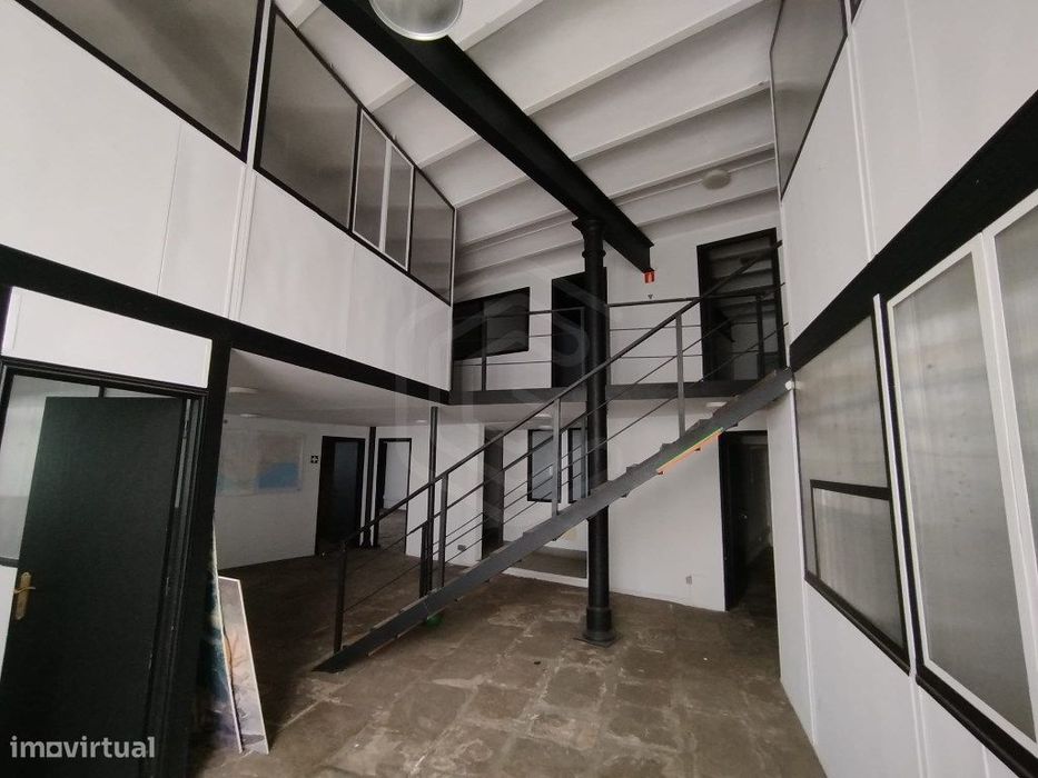 Armazém de 400 m2 para arrendar em zona centro da cidade de Loulé, ...