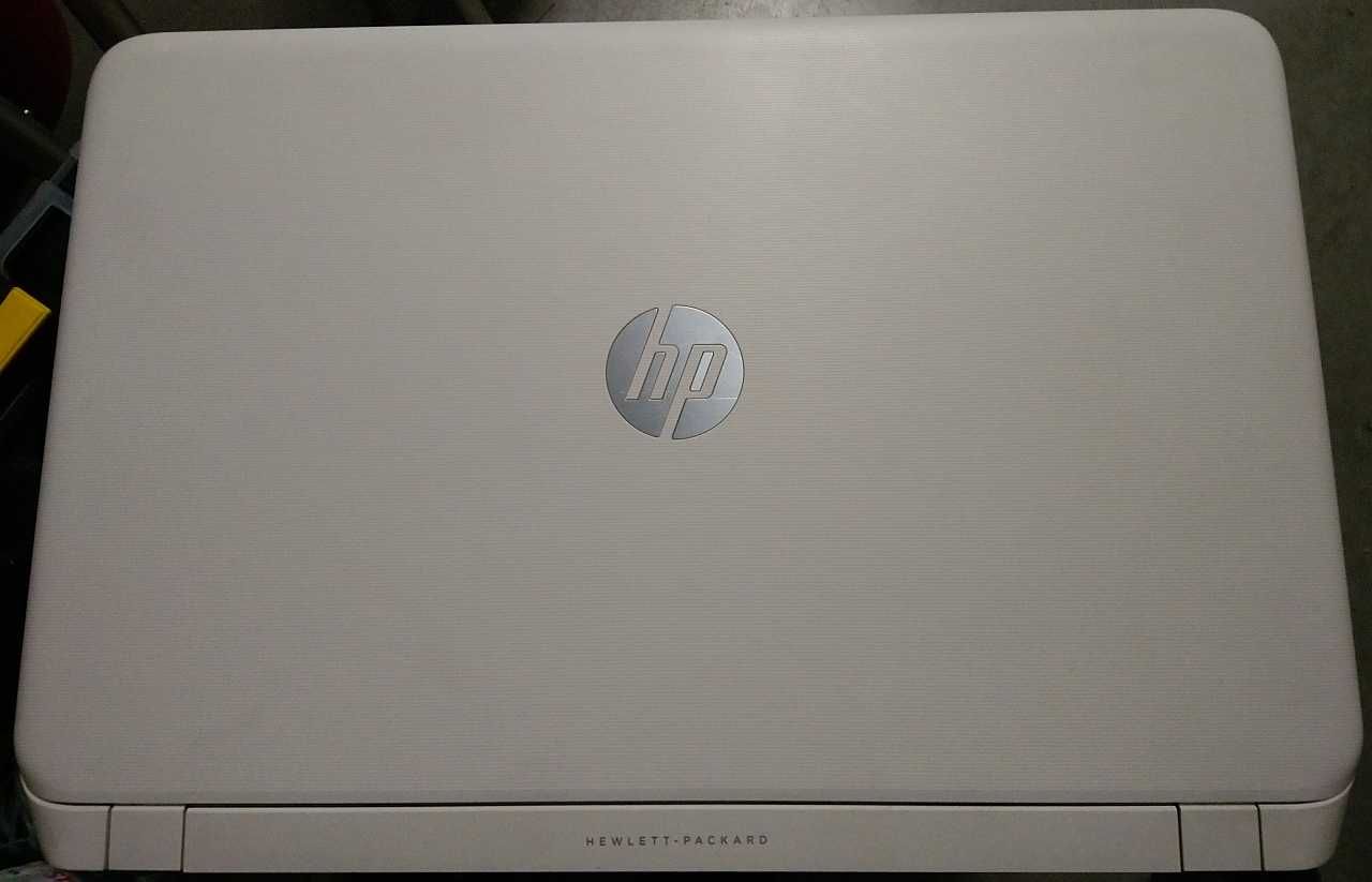 Laptop HP Pavilion 15,6" AMD A10 8 GB / 1000 GB biały