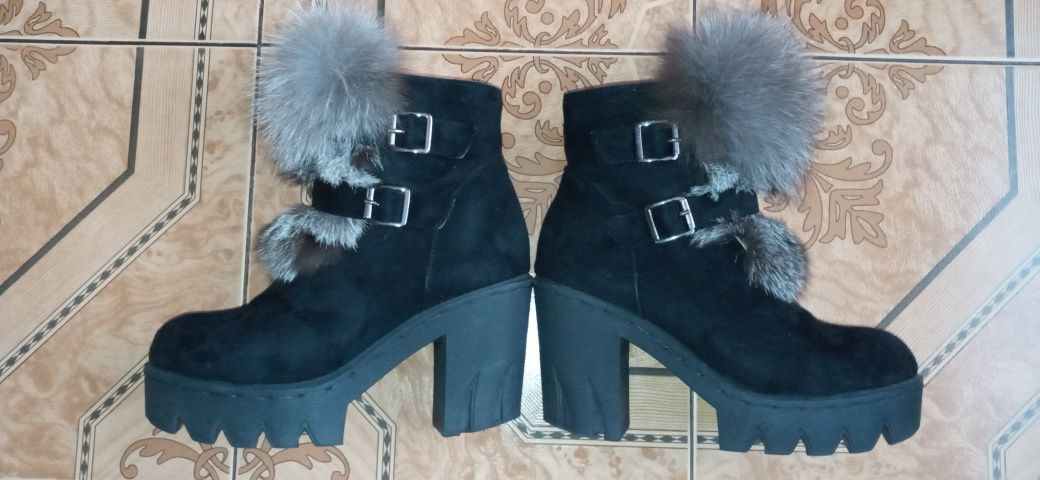 Зимові замшеві черевички з хутром чорнобурки, 37 розмір.