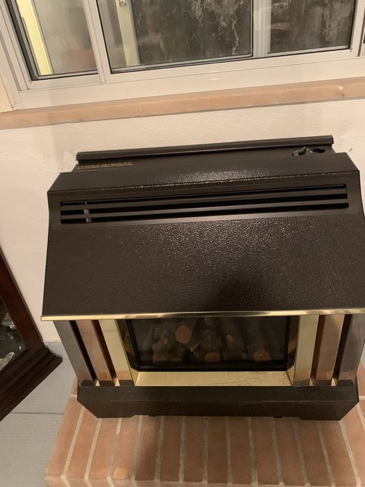Lareira a funcionar a gaz . Sem necessidade de lenha