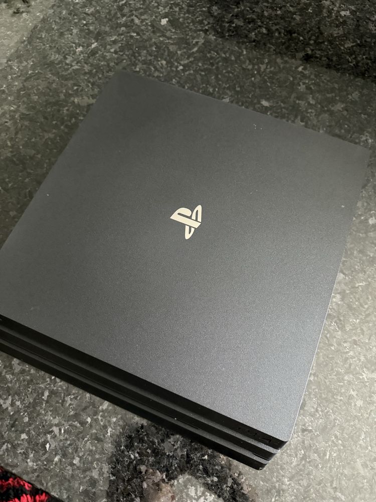 Playstation 4 pro, com 7 jogos oficiais e 1 comando