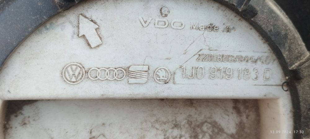 Топливный бак в сборе с насосом.