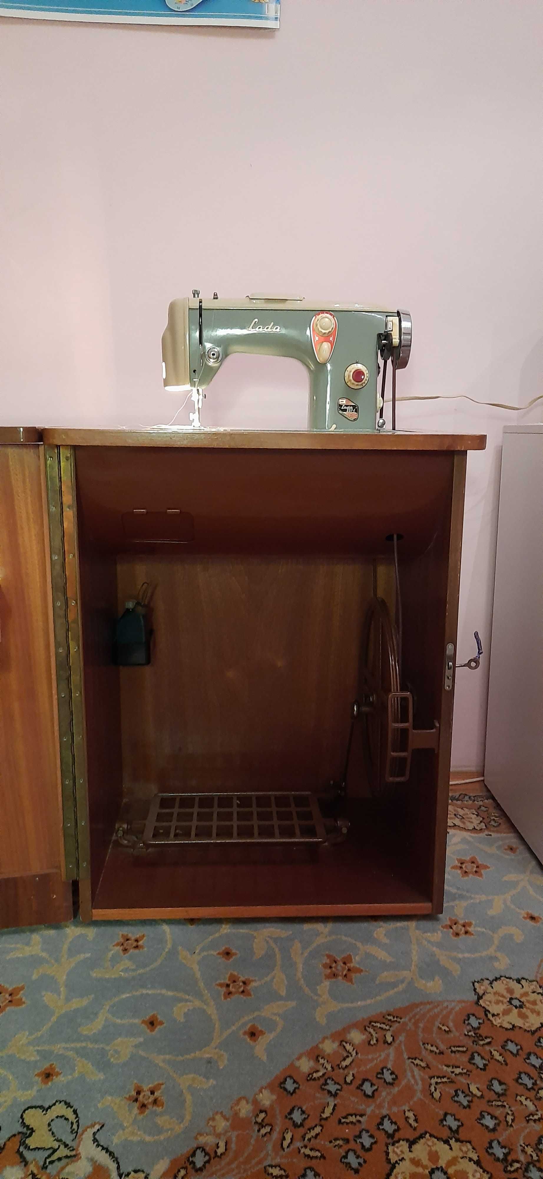 Швейна машинка "Лада" з тумбою (Чехія)