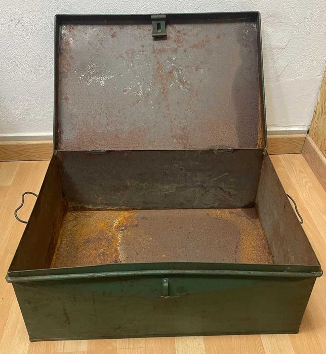 Caixa antiga, em chapa, arca ou bau