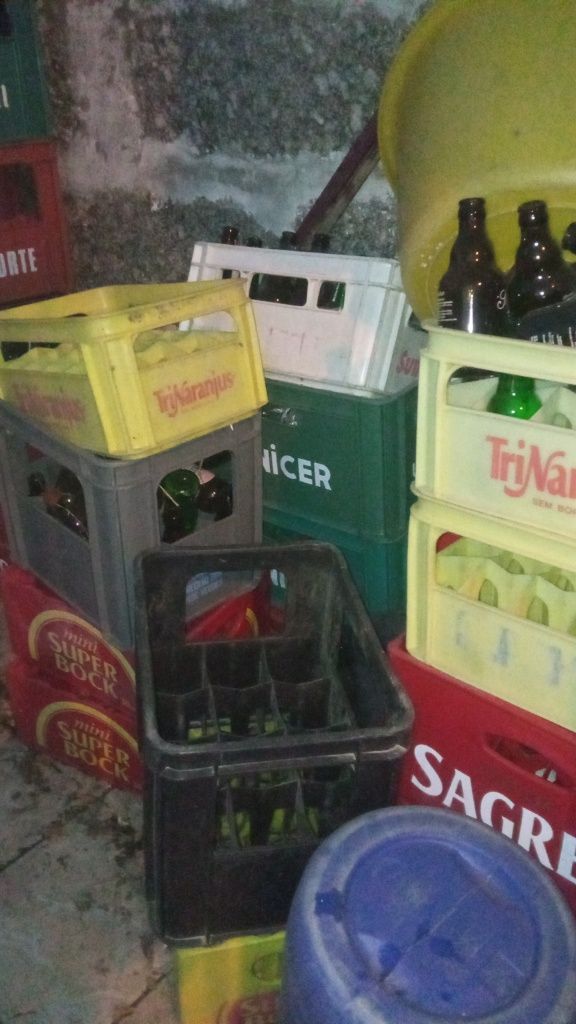 Vendo grades de cerveja e refrigerantes variados.